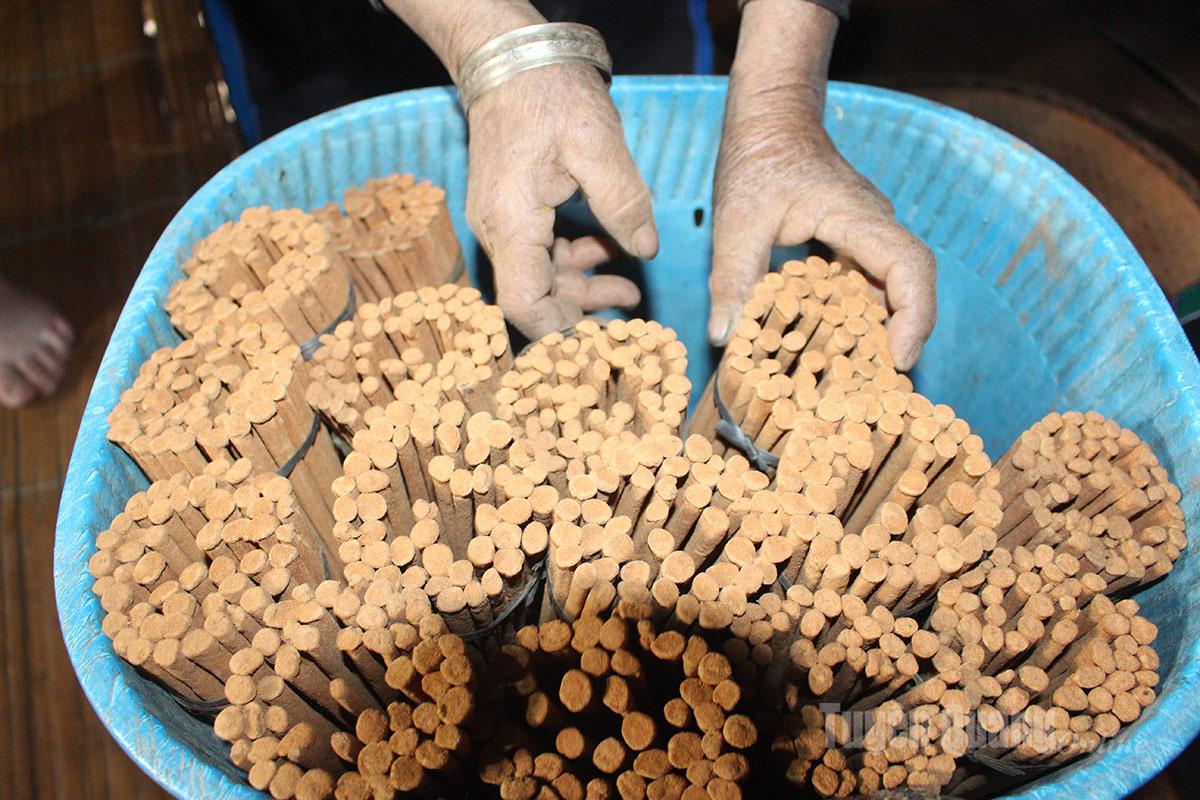 Bundles of dried incense are carefully arranged by calloused hands, the result of a fully manual incense-making process using entirely natural materials of the Nung people in Thang Tin.