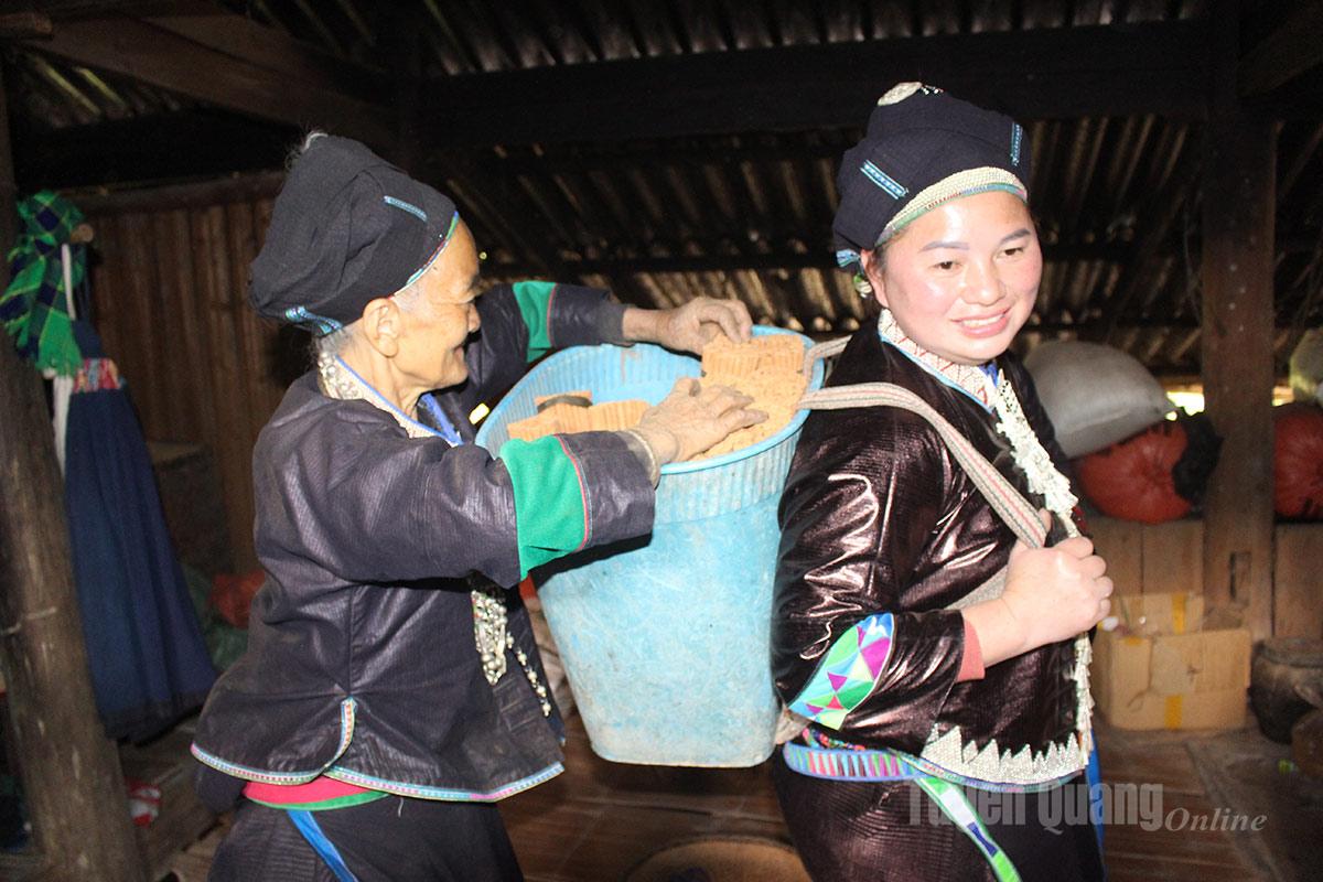 Traditional incense bundles are brought to local markets for sale, not only preserving ancestral craftsmanship but also creating sustainable livelihoods for many families.