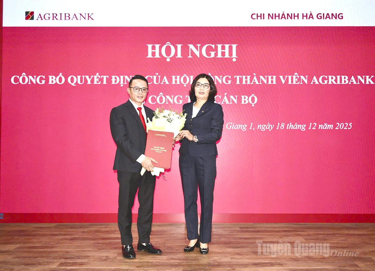  Thành viên Hội đồng Thành viên Agribank Từ Thị Kim Thanh trao Quyết định bổ nhiệm đồng chí Vũ Quốc Phương, Phó Giám đốc Agribank Chi nhánh Lào Cai giữ chức vụ Giám đốc Agribank Chi nhánh Hà Giang.