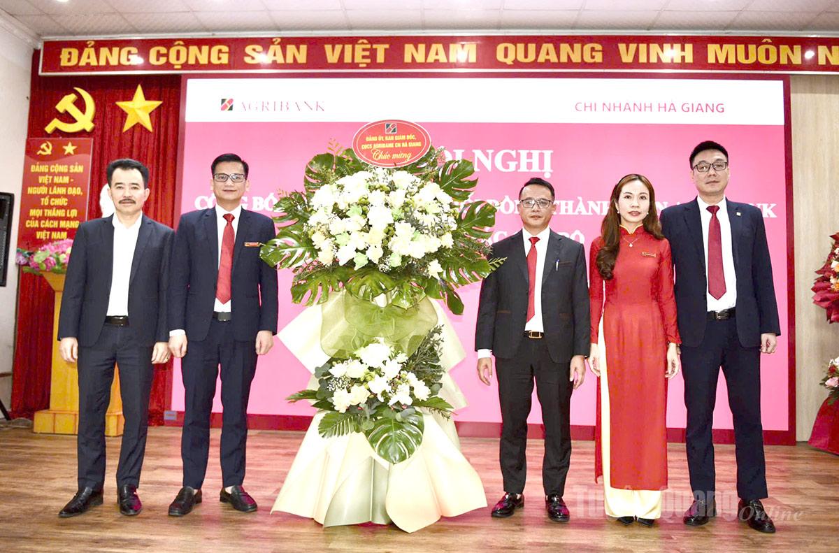 Ban lãnh đạo Agribank Chi nhánh Hà Giang tặng hoa chúc mừng tân Giám đốc.