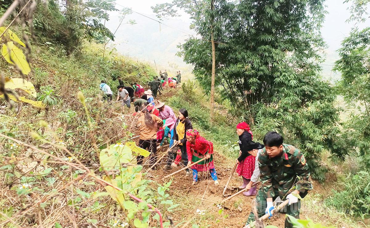 Đông đảo nhân dân xã Khâu Vai và cán bộ, chiến sỹ Trung đoàn 877 tham gia mở rộng nền đường liên thôn.
