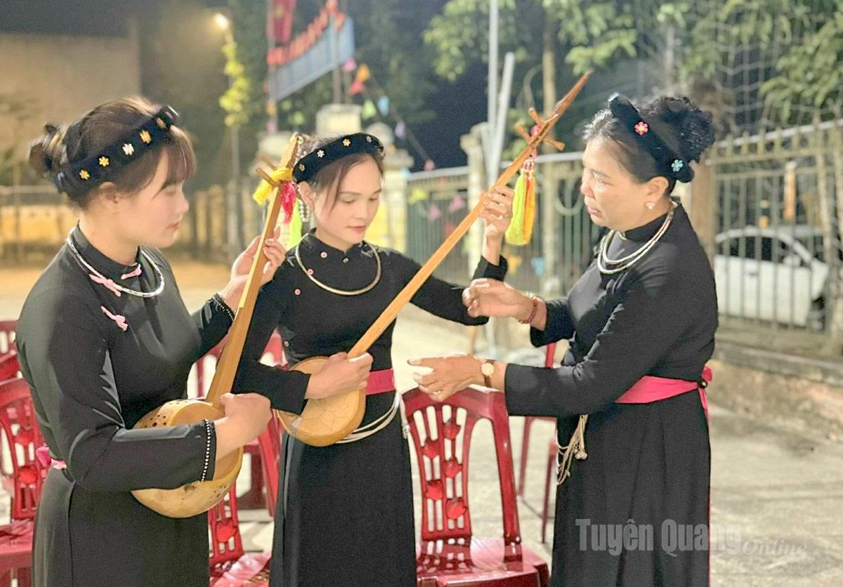 Chủ nhiệm Câu lạc bộ bảo tồn, gìn giữ văn hoá truyền thống dân tộc Tày tổ dân phố Kim Phú 22, phường Mỹ Lâm (bên phải ảnh) hướng dẫn các thành viên đánh đàn Tính.