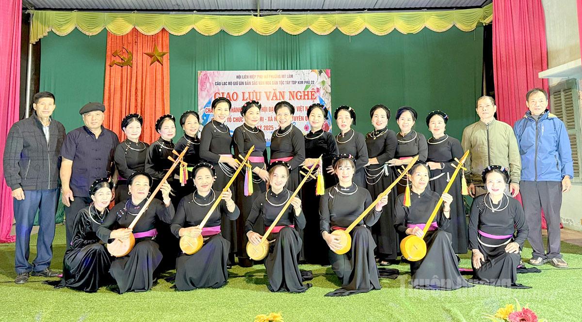 Câu lạc bộ thu hút đông đảo thành viên, trong đó đội ngũ cán bộ thôn đều góp mặt.