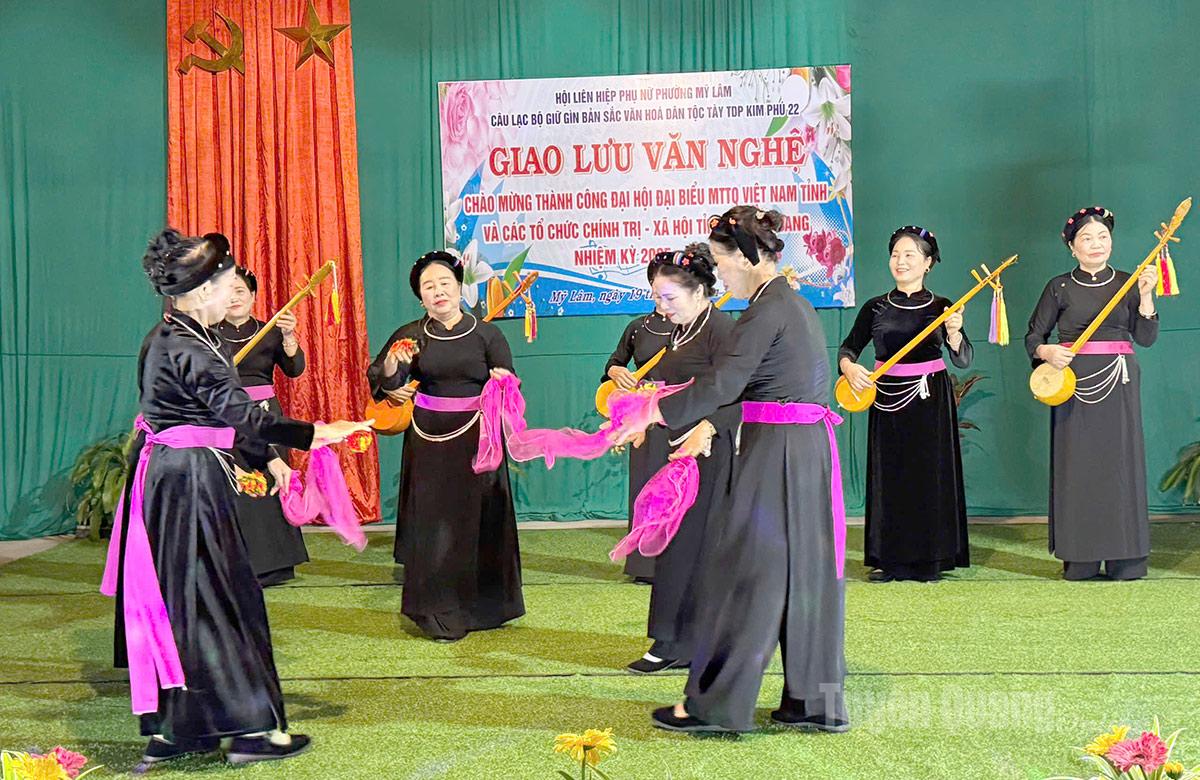 Mỗi tối cuối tuần, sân khấu Nhà văn hoá thôn lại sáng ánh đèn, để các thành viên Câu lạc bộ giao lưu, tập luyện.