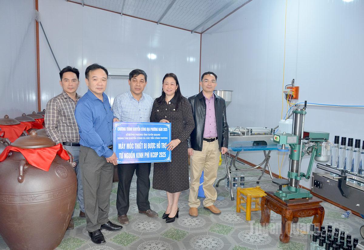 Lãnh đạo Trung tâm Khuyến công và Xúc tiến công thương Tuyên Quang trao hỗ trợ thiết bị tiên tiến trong sản xuất rượu men của hộ kinh doanh Nguyễn Thị Lan, tổ 7 phường Mỹ Lâm.
