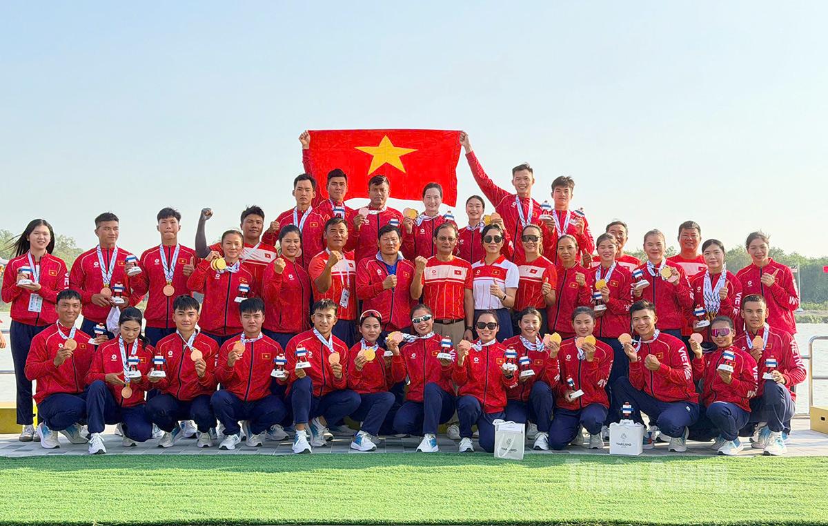 2 VĐV Ma Thị Thùy và Lý Thị Na cùng các VĐV môn đua thuyền chụp ảnh lưu niêm tại SEA GAMES 33.