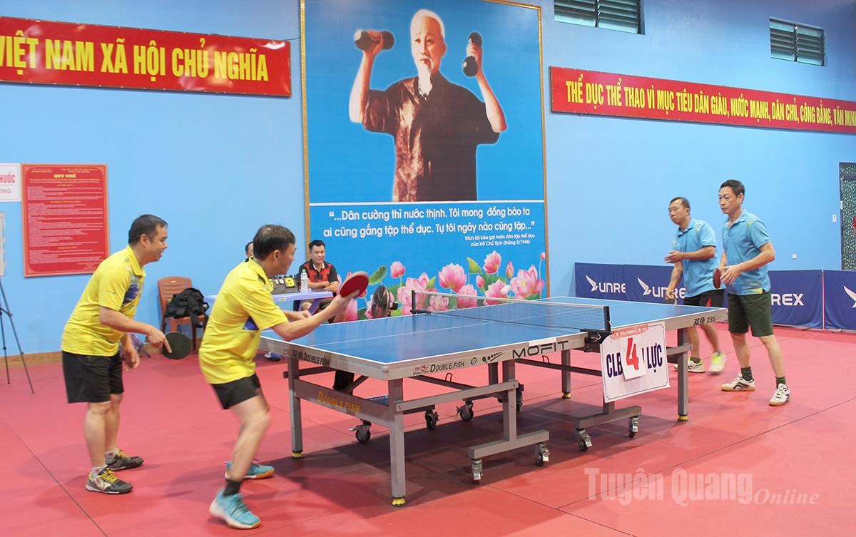 Vận động viên thi đấu ở nội dung đôi nam trên 55 tuổi.