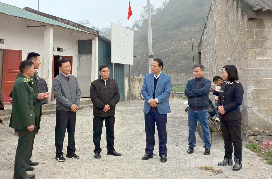 Đồng chí Vân Đình Thảo, Trưởng ban Quản lý các Khu công nghiệp và Khu kinh tế tỉnh tới thăm cán bộ và nhân dân khu cửa khẩu Săm Pun.