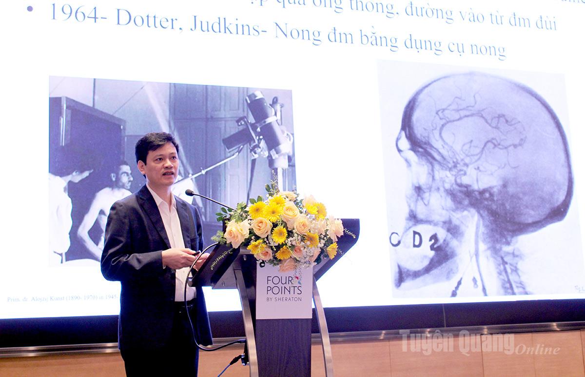 Phó giáo sư, Tiến sĩ Vũ Đăng Lưu, Phó chủ tịch kiêm Tổng thư ký Hội Điện quang và y học hạt nhân Việt Nam, Chủ tịch Chi hội ĐQCT Việt Nam trao đổi tại hội thảo.