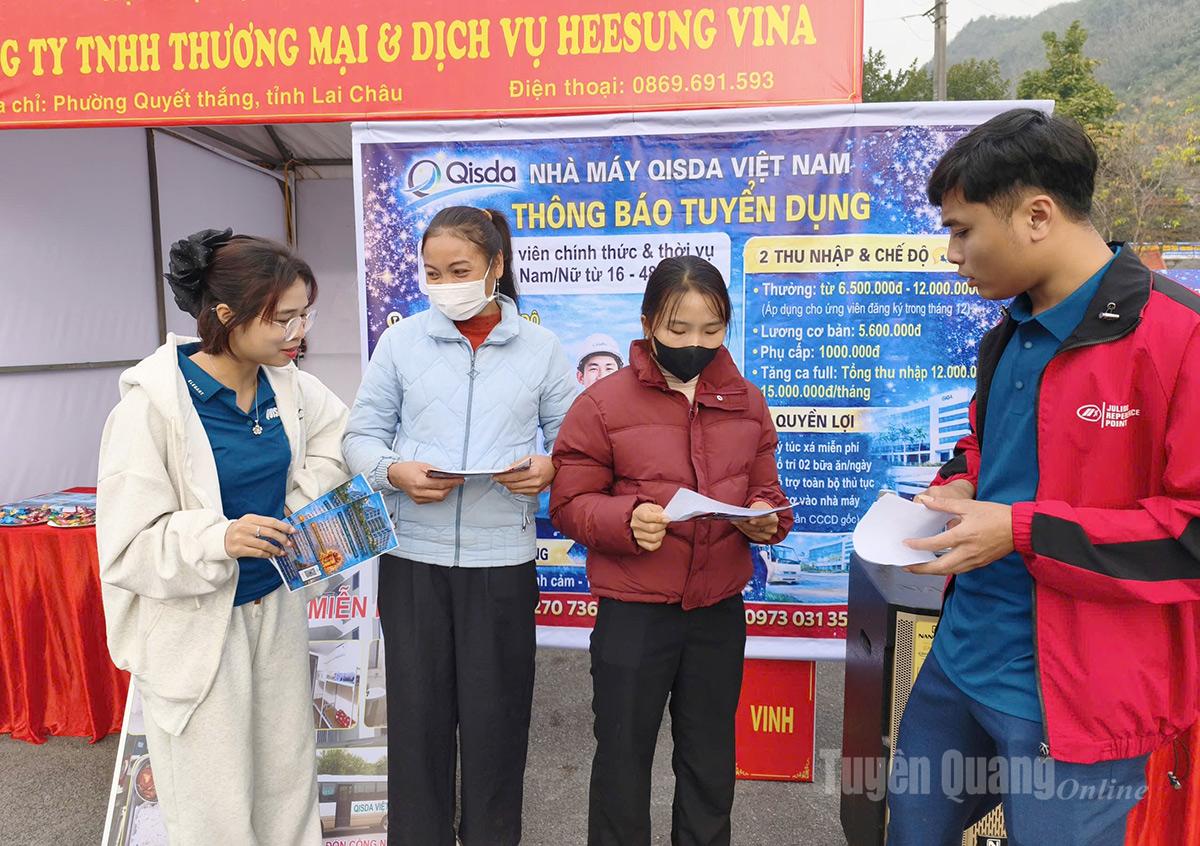 Người lao động xã Quản Bạ tìm hiểu nhu cầu tuyển dụng của các doanh nghiệp.