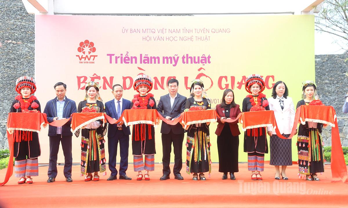 Các đại biểu cắt băng khai mạc Triển lãm mỹ thuật “Bên dòng Lô Giang”