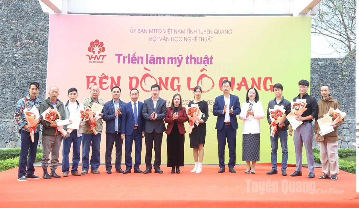 Ban tổ chức tặng hoa, quà lưu niệm cho các họa sĩ có tác phẩm trưng bày tại triển lãm