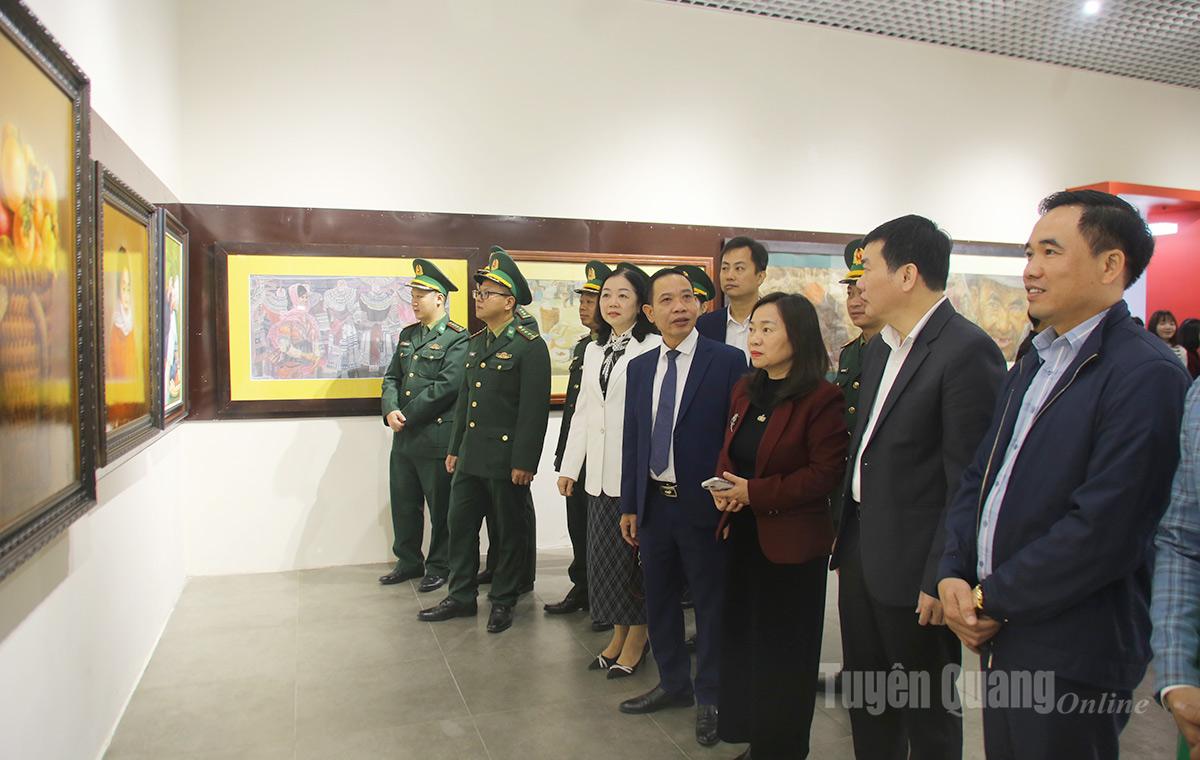 Các đại biểu tham quan không gian triển lãm