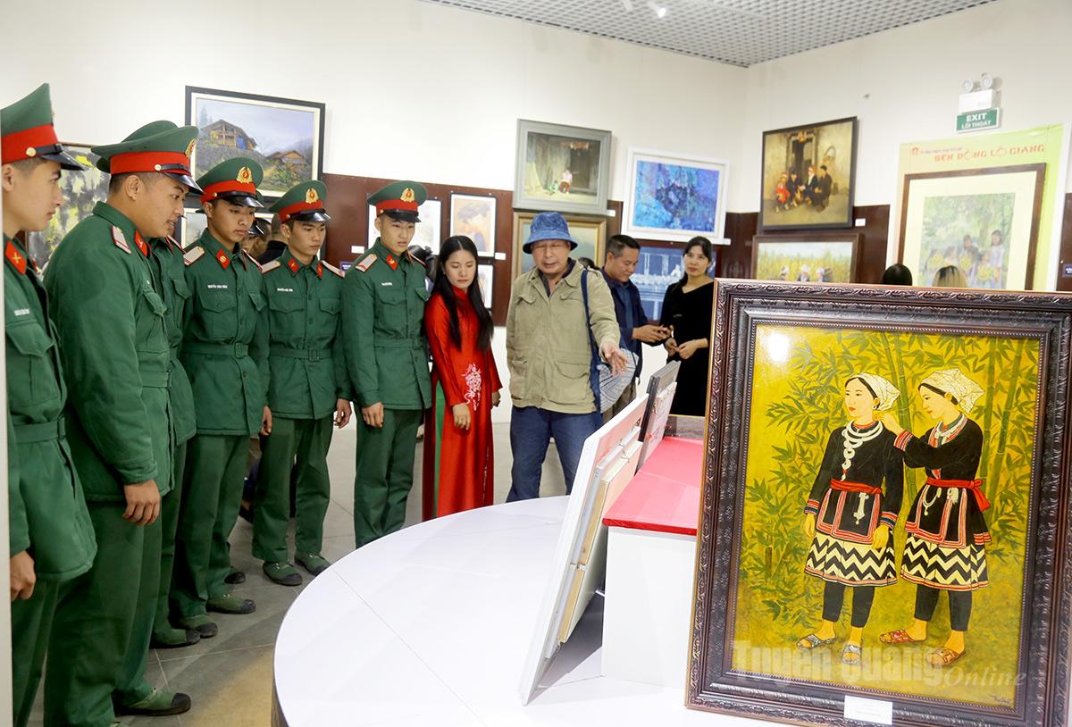Các họa sĩ giới thiệu về tác phẩm hội họa tại triển lãm.