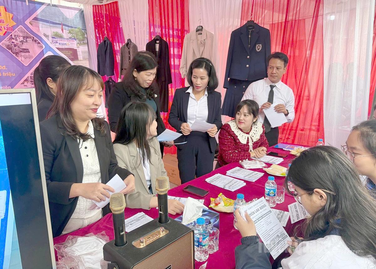 Người lao xã Sơn Dương được tư vấn, giới thiệu việc làm tại phiên giao dịch.