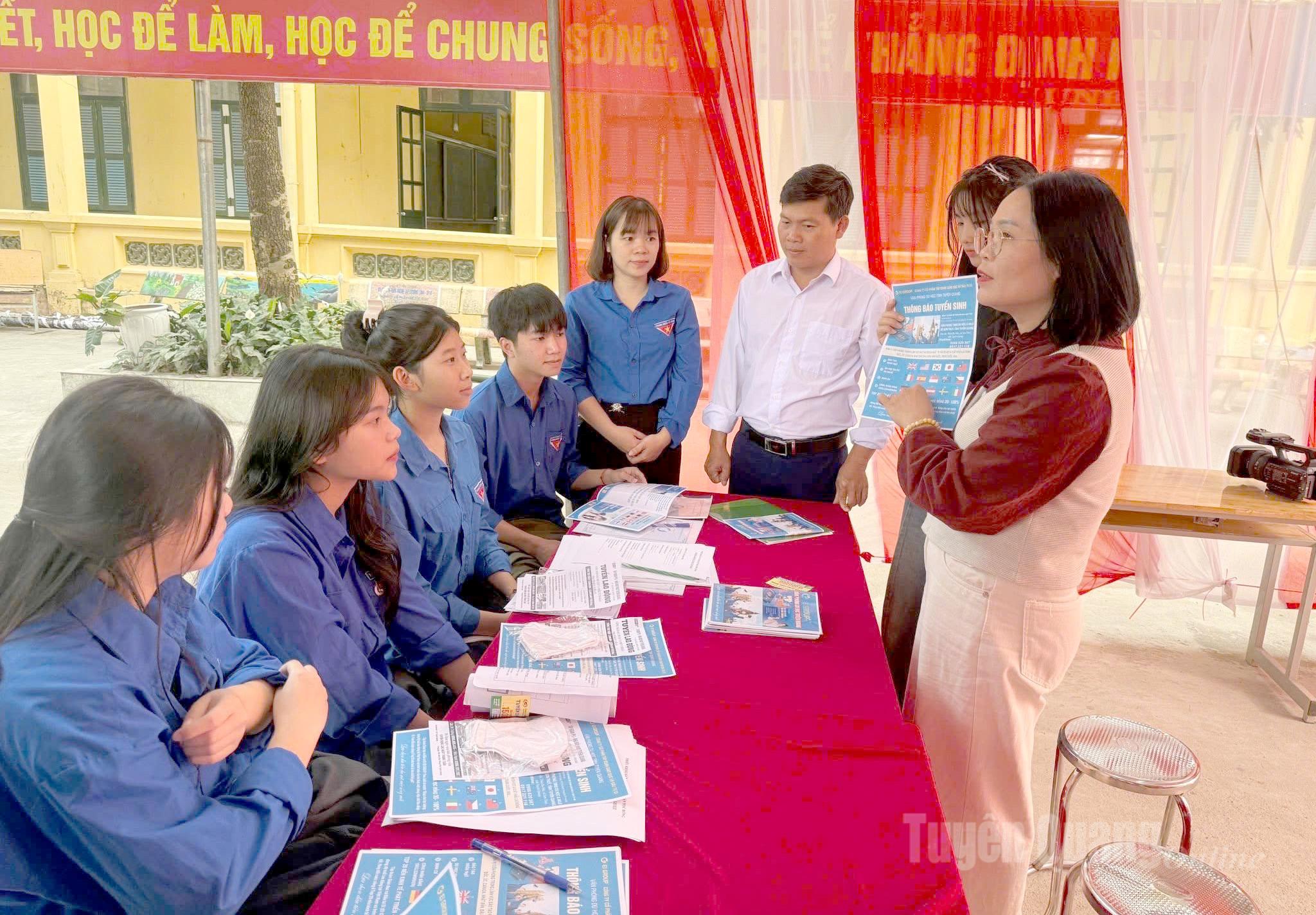  Đoàn viên, thanh niên xã Sơn Dương được tư vấn, giới thiệu việc làm.