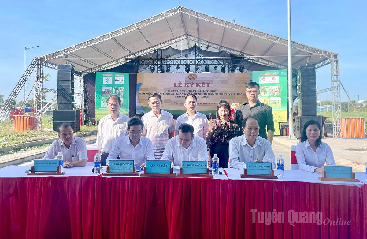 Hội Nông dân tỉnh ký kết hợp tác phối hợp tăng cường trao đổi liên kết