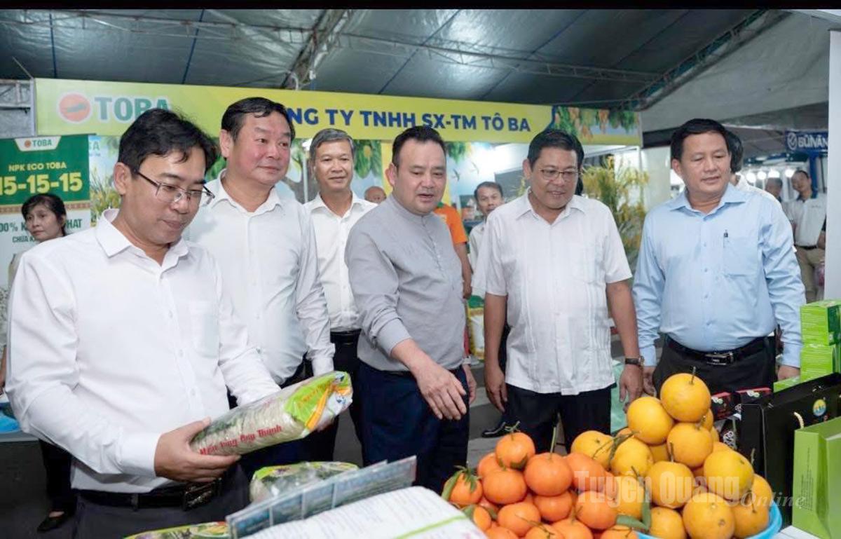 Các đại biểu tham quan gian hàng của Hội Nông dân tỉnh tại Hội chợ nông nghiệp – nông sản xanh vùng đồng bằng sông Cửu Long năm 2025