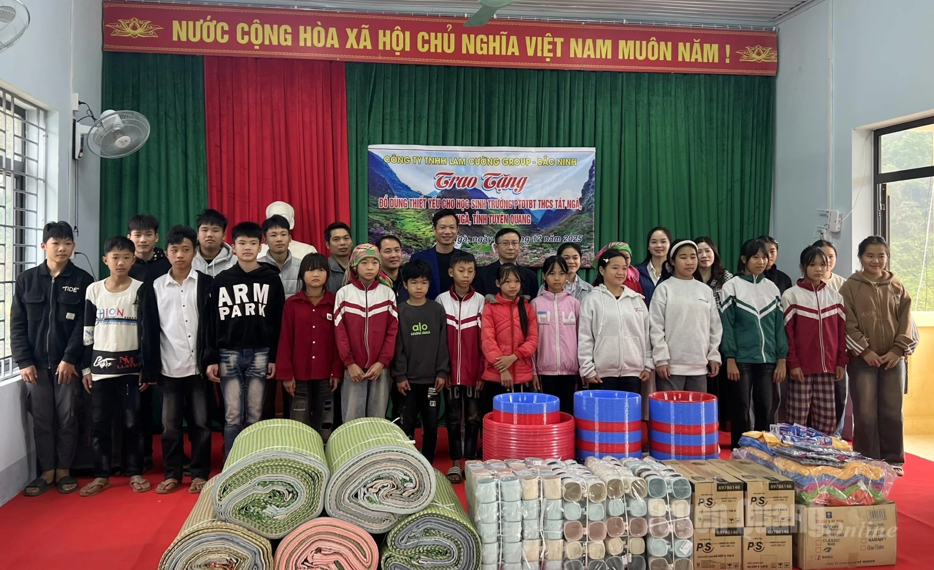 Đại diện các đơn vị trao quà cho học sinh Trường Phổ thông Dân tộc bán trú THCS Tát Ngà