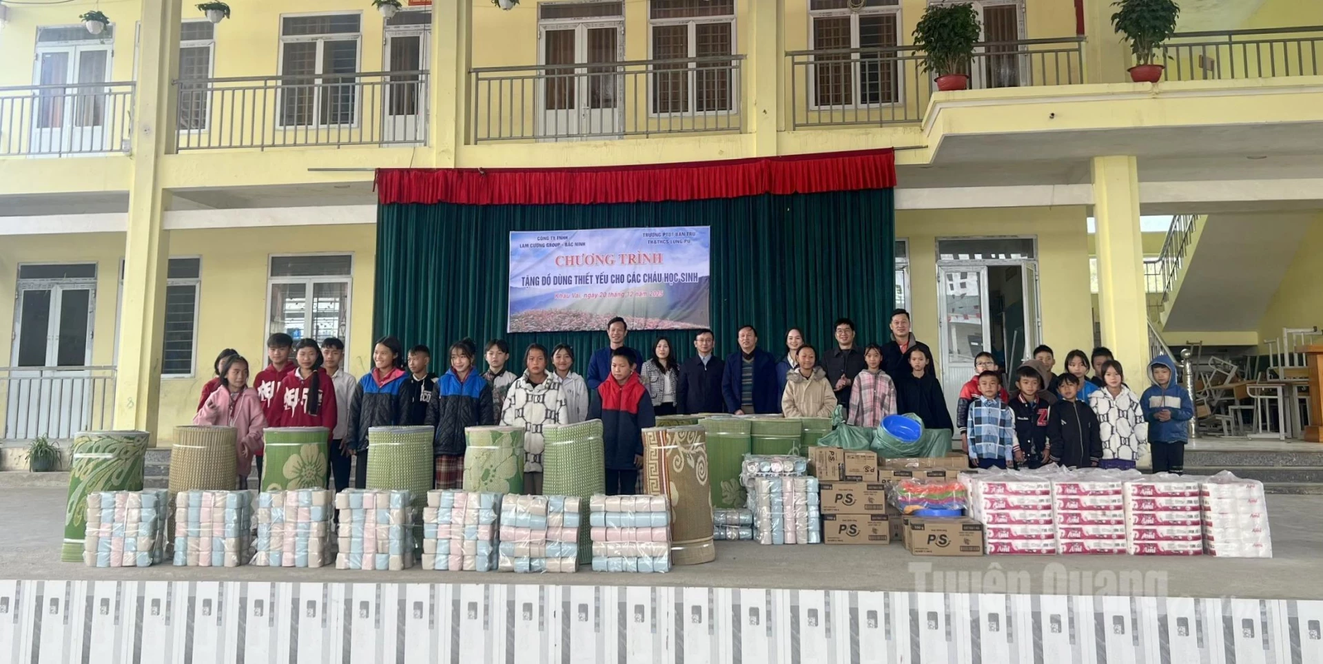 Đại diện các đơn vị trao quà cho học sinh Trường Phổ thông Dân tộc bán trú Tiểu học và THCS Khâu Vai