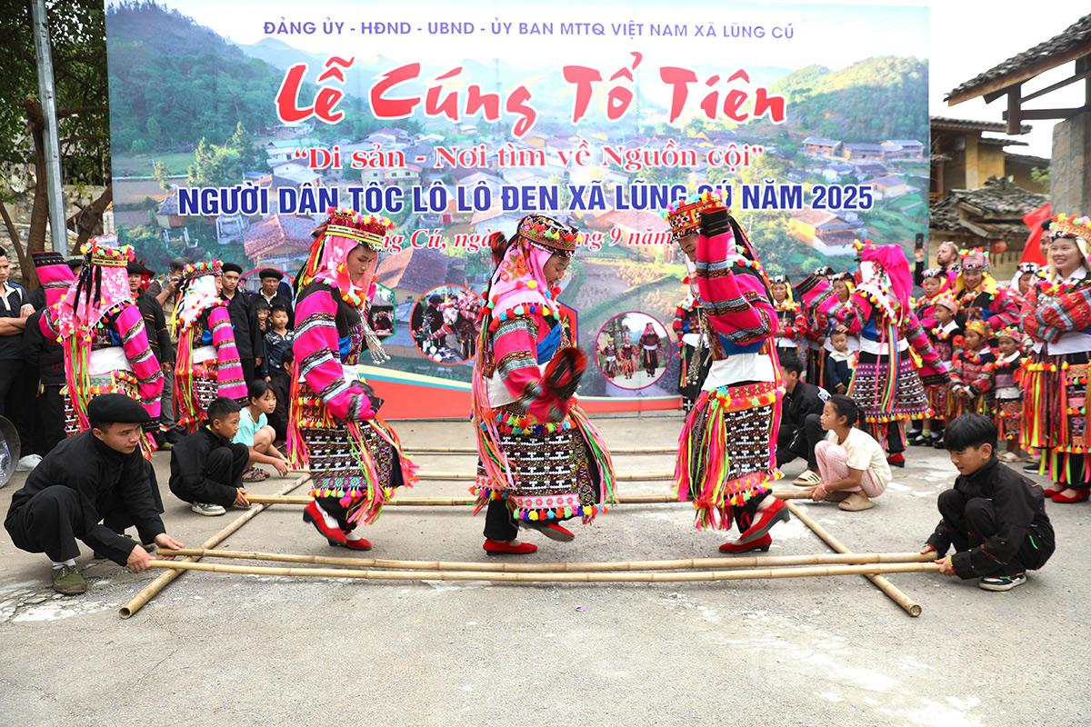 Các cô gái dân tộc Lô Lô xã Lũng Cú uyển chuyển trong điệu múa.