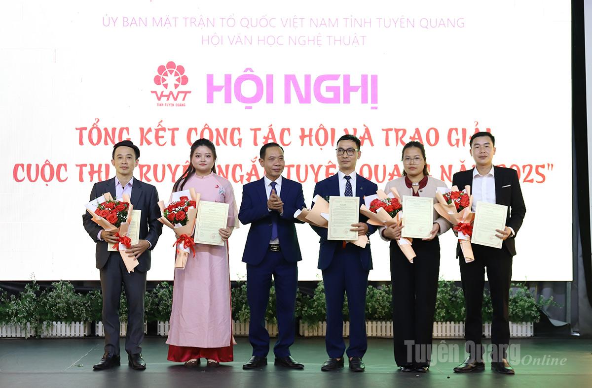 Lãnh đạo Ban Tuyên giáo và Dân vận Tỉnh ủy tặng Giấy khen cho các tập thể có thành tích xuất sắc năm 2025