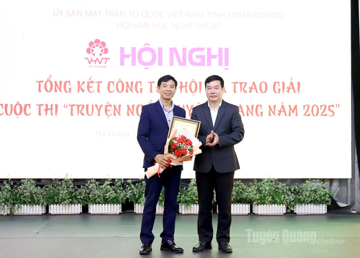  Lãnh đạo MTTQ tỉnh trao giải cho tác giả đạt giải Nhì cuộc thi “Truyện ngắn Tuyên Quang năm 2025”.