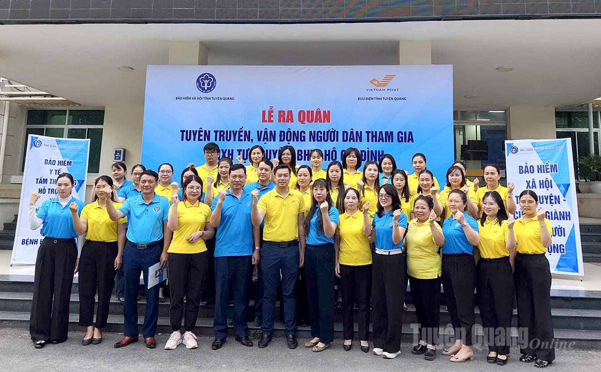 Cán bộ, nhân viên BHXH tỉnh và Bưu điện tỉnh thể hiện quyết tâm trong ngày ra quân.