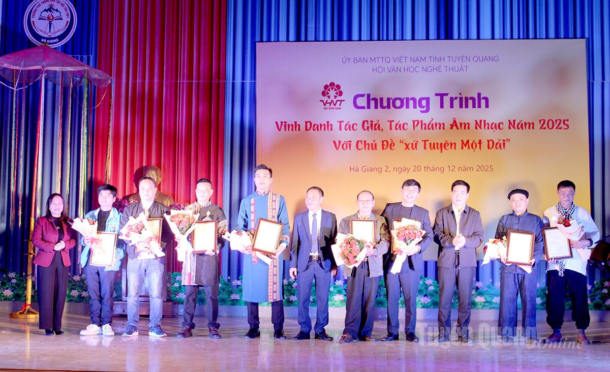 Các đại biểu trao bằng chứng nhận vinh danh cho các tác giả có các tác phẩm xuất sắc được vinh danh.