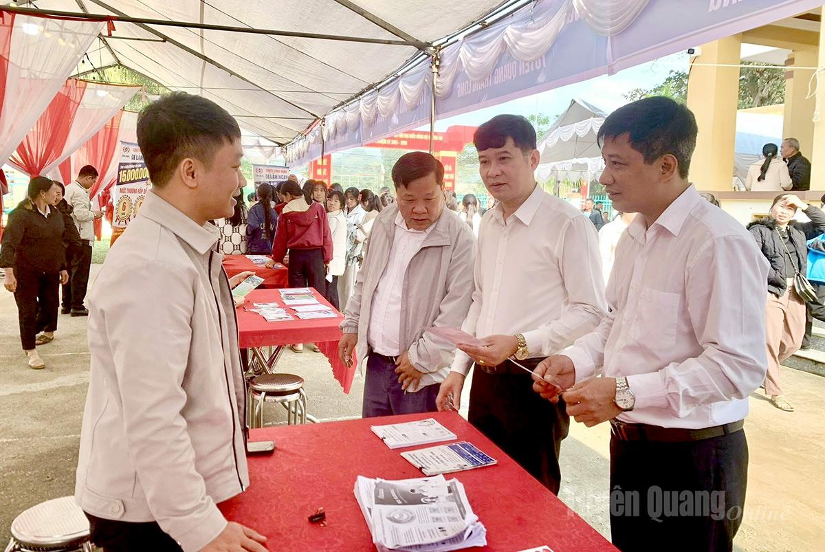 Phiên giao dịch việc làm xã Hòa An thu hút đông đảo đoàn viên thanh niên và người lao động trên địa bàn tham gia.