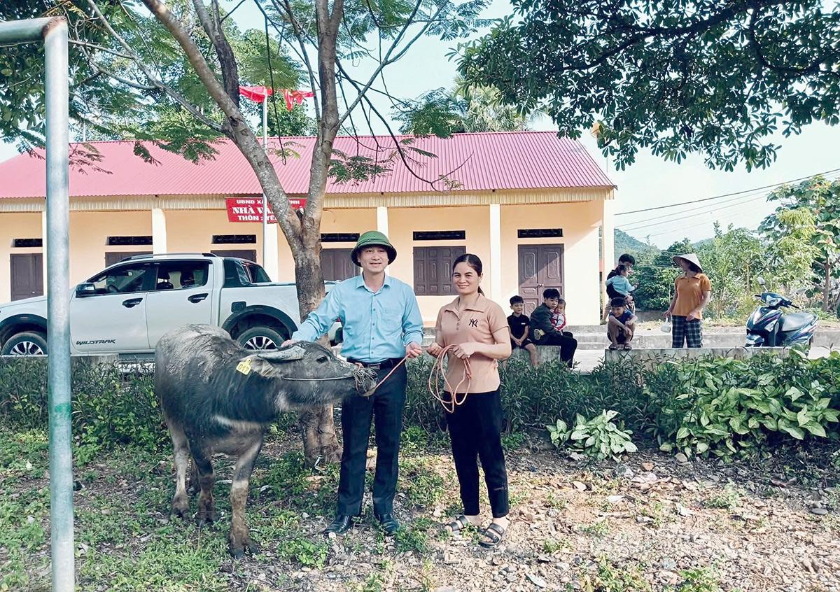 Lãnh đạo xã Kiên Đài bàn giao trâu giống cho hộ nghèo, hộ cận nghèo, hộ mới thoát nghèo trên địa bàn xã.