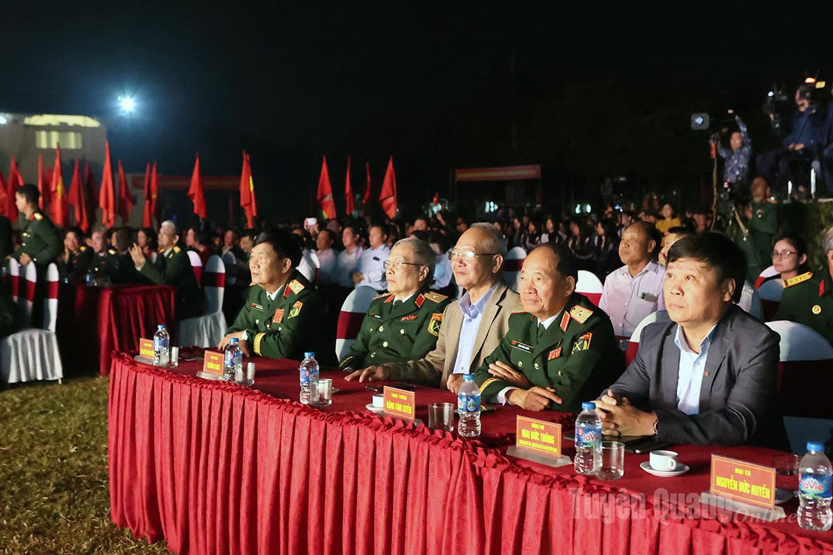 Đồng chí Mai Đức Thông, Ủy viên BCH Đảng bộ tỉnh, Giám đốc Báo và phát thanh, truyền hình Tuyên Quang, Chủ tịch Hội Nhà báo tỉnh và đại biểu dự chương trình.