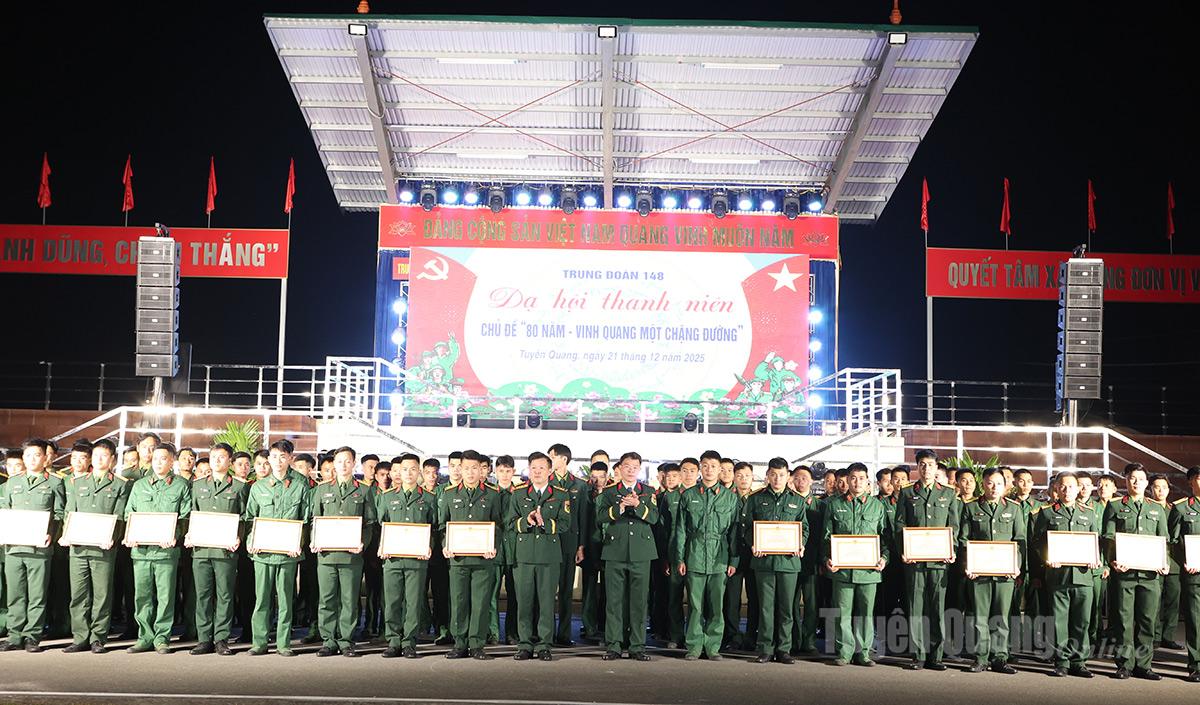 Trung đoàn 148 trao tặng giấy khen cho các tập thể, cá nhân có thành tích xuất sắc trong thực hiện đợt thi đua cao điểm.