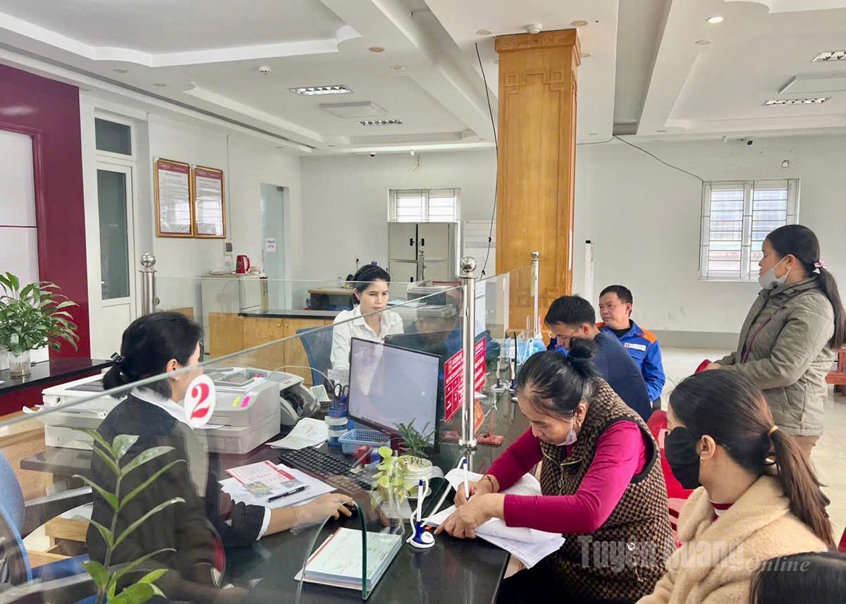 Khách hàng đến giao dịch tại Phòng giao dịch Gia Tự.