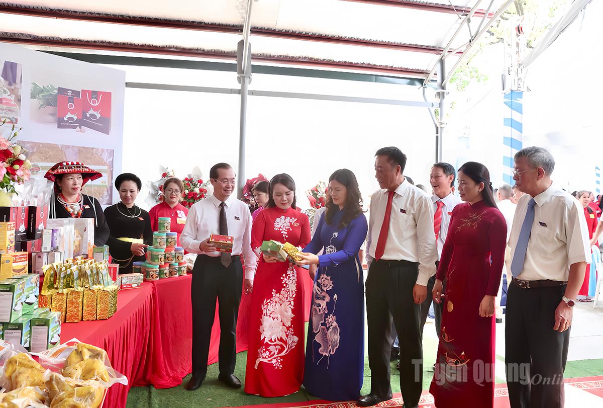 Đồng chí Vương Ngọc Hà, Ủy viên Ban Thường vụ Tỉnh ủy, Phó Chủ tịch UBND tỉnh và lãnh đạo xã Sơn Dương tham quan gian trưng bày sản phẩm ocop, đặc sản của địa phương.