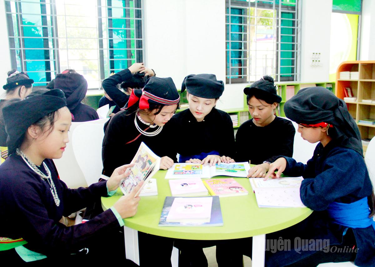 Học sinh Trường THCS Bằng Lang, xã Bằng Lang tìm hiểu về giới tính và hệ lụy của tảo hôn.