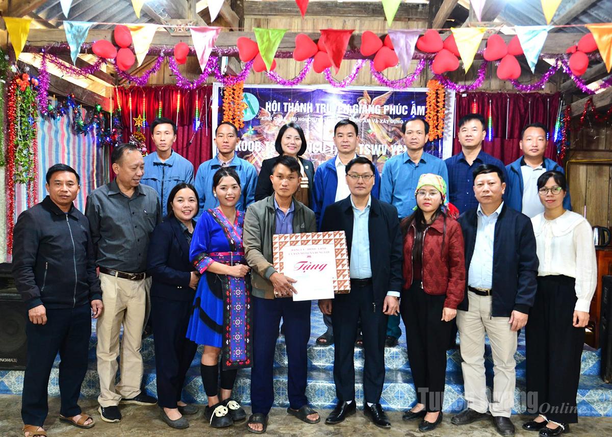 Leaders of Hung Loi Commune visit and congratulate the protestant congregations on the 2025 Christmas.