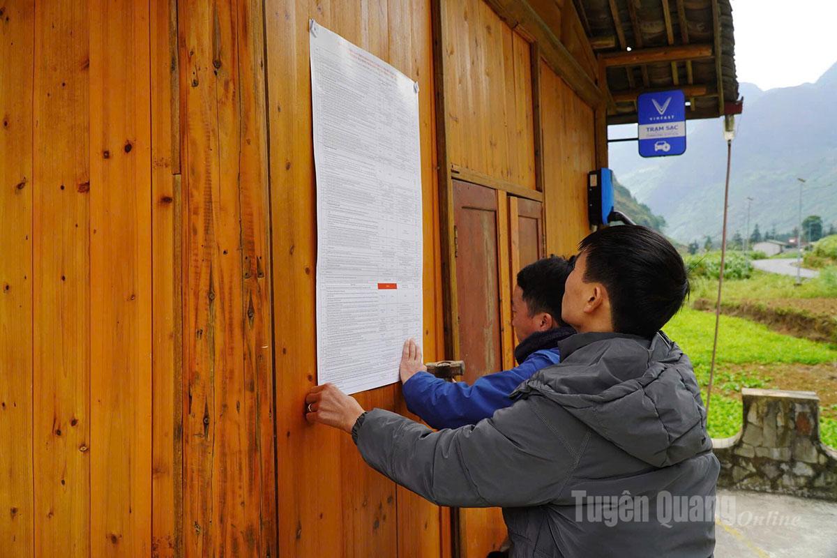 Xã Mèo Vạc niêm yết các thông tin bầu cử tại các thôn.