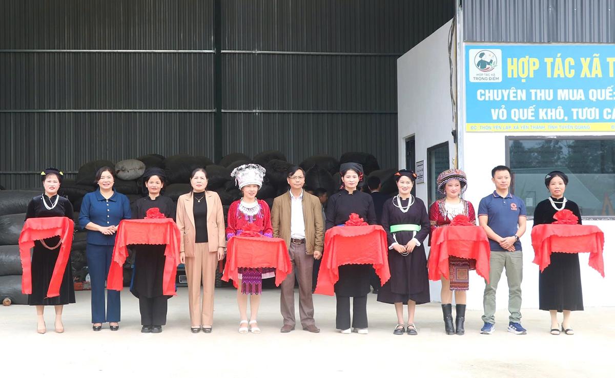 Đại diện Chi cục Phát triển nông thôn và Quản lý chất lượng tỉnh, Dự án AWEEV Quang Bình của Tổ chức CARE Việt Nam và lãnh đạo xã Yên Thành cắt băng khai trương, ra mắt Hợp tác xã Trọng Điểm.