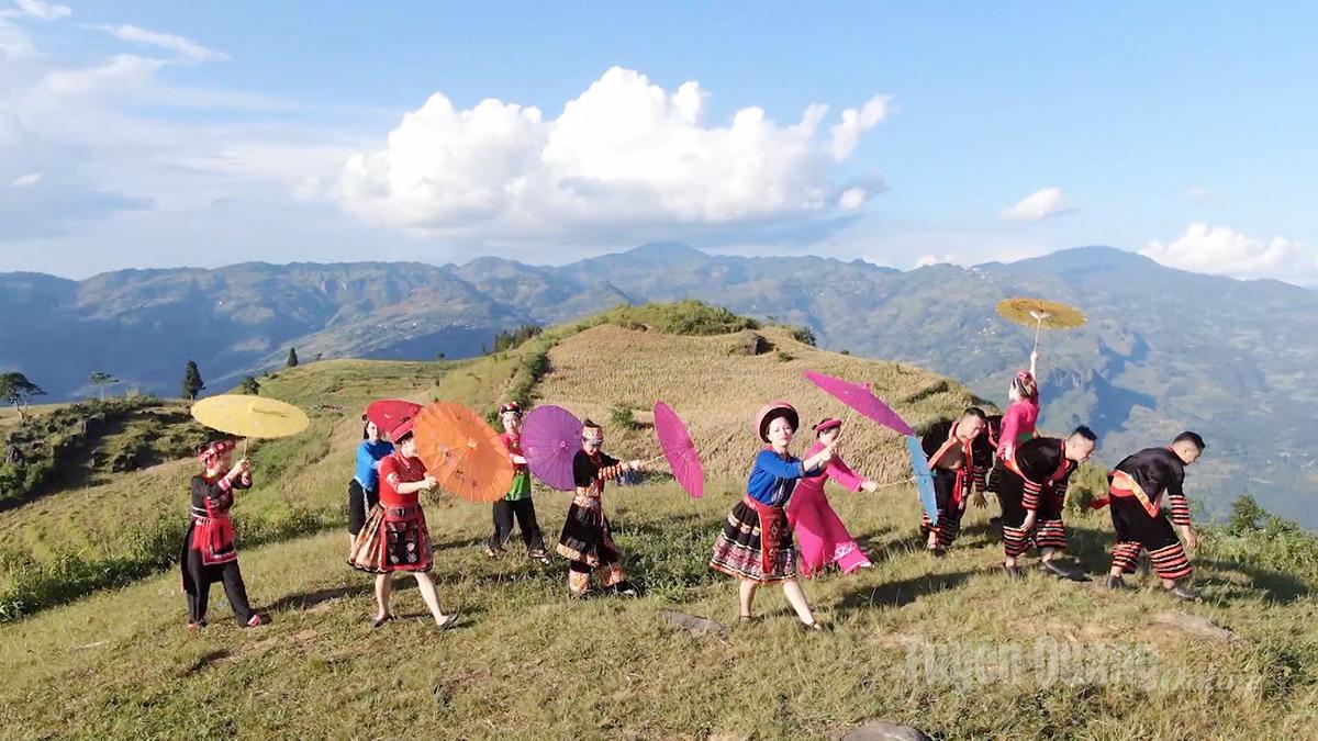 Tiết mục văn nghệ dân gian là điểm nhấn thu hút khách du lịch đến với Suôi Thầu.