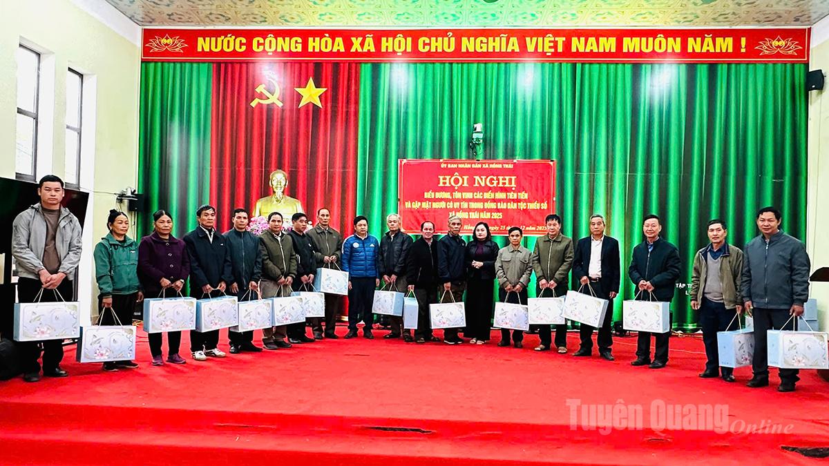 Xã Hồng Thái tặng quà cho người có uy tín trên địa bàn xã.