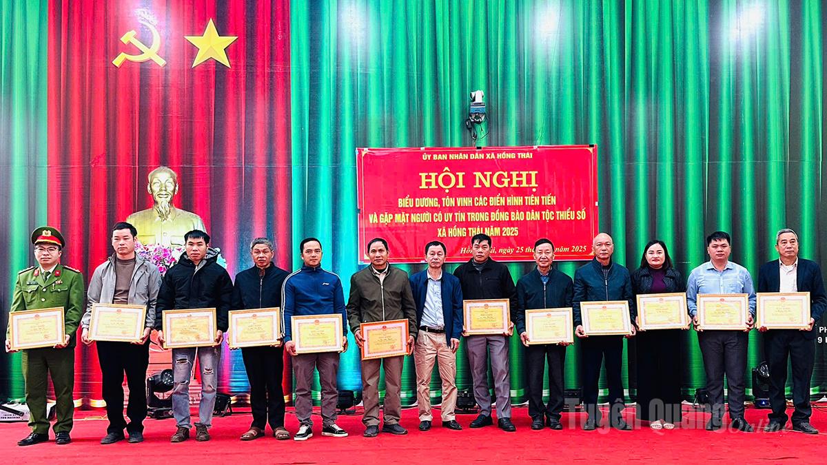 UBND xã Hồng Thái tặng Giấy khen cho cá nhân điển hình tiên tiến trên địa bàn.