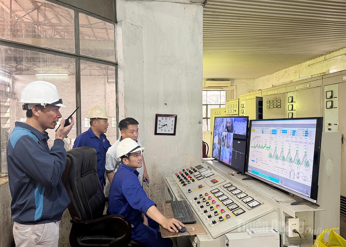 Cán bộ điều hành dây chuyền tự động ép mía.