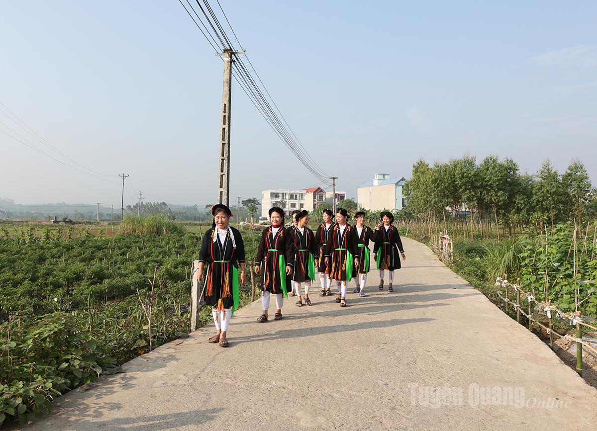 Đường giao thông nông thôn xã Sơn Thủy được đầu tư giúp người dân đi lại thuận lợi.