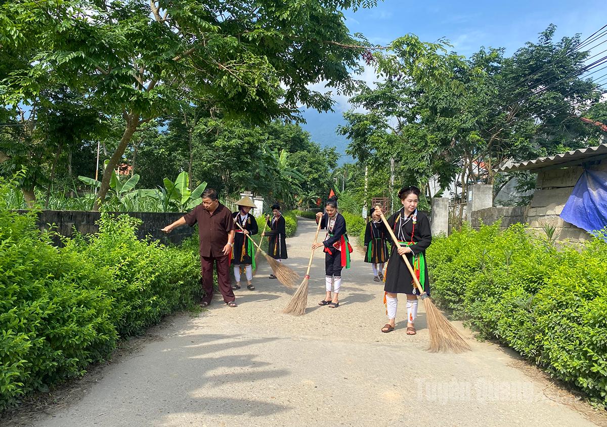 Người dân xã Sơn Thủy tích cực tham gia xây dựng Nông thôn mới.