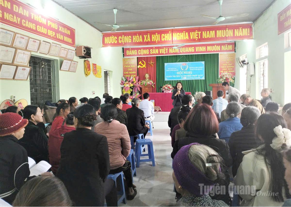 Người dân thôn Hồi Xuân và thôn Phú Xuân, xã Phú Lương tích cực tham gia tìm hiểu kiến thức pháp luật.