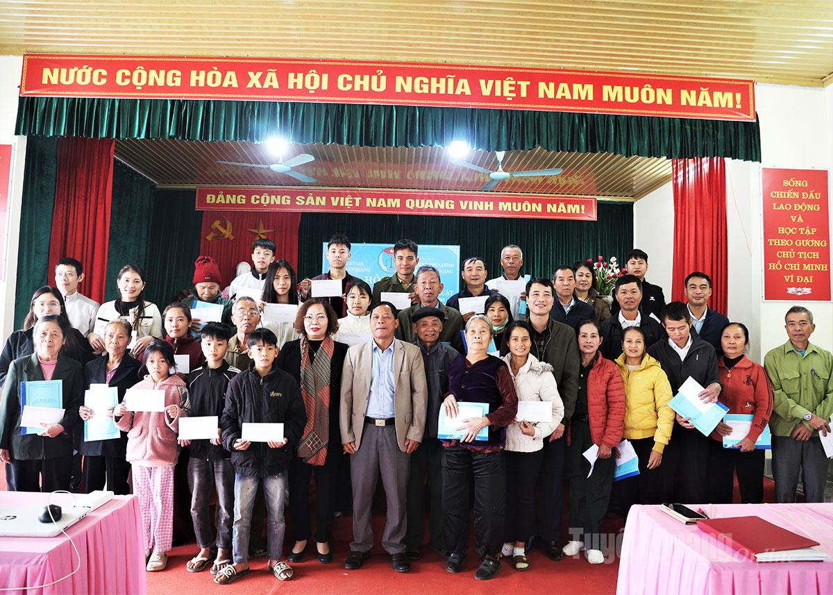 Lãnh đạo Hội Luật gia tỉnh trao quà cho những người dân đoạt giải phần thi tìm hiểu kiến thức pháp luật tại thôn Cầu Kỳ, xã Phú Lương.