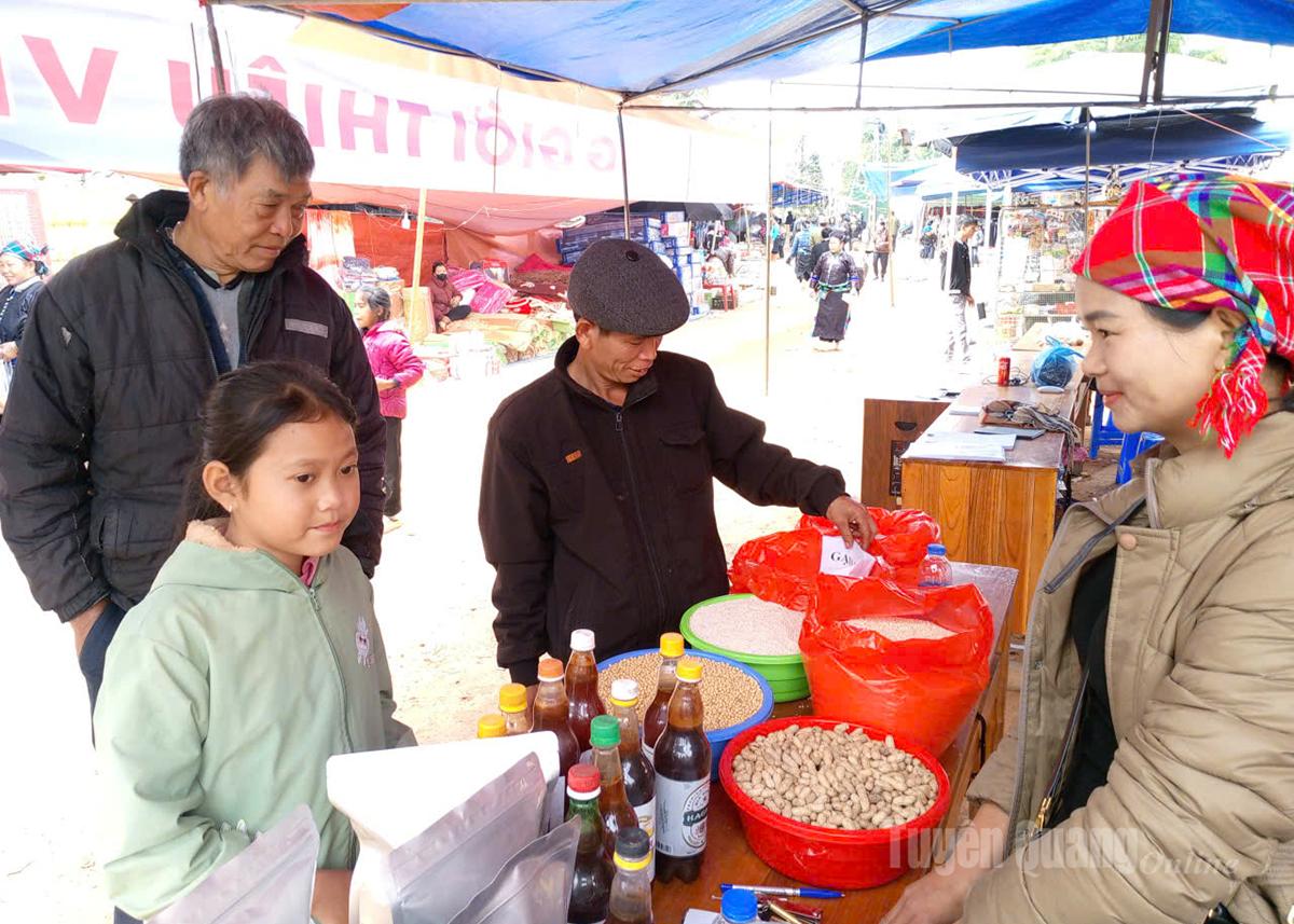 Hội chợ thu hút đông đảo bà con nhân dân đến tham quan, mua sắm.