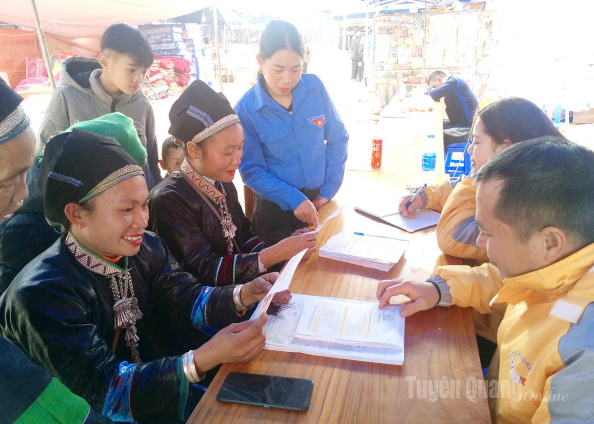 Đại diện doanh nghiệp giới thiệu việc làm, tư vấn nghề nghiệp cho người lao động.