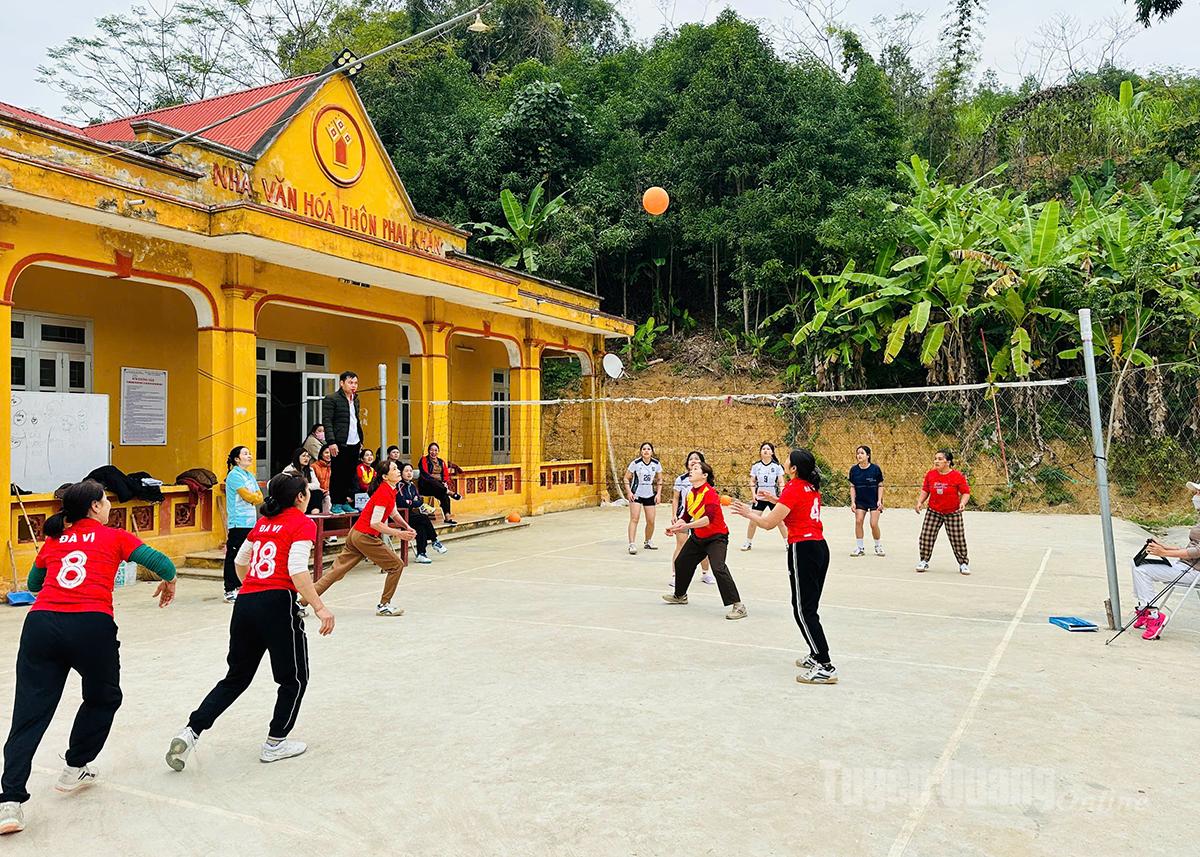Một trận bóng chuyền hơi tại giải thể thao xã Hồng Thái.